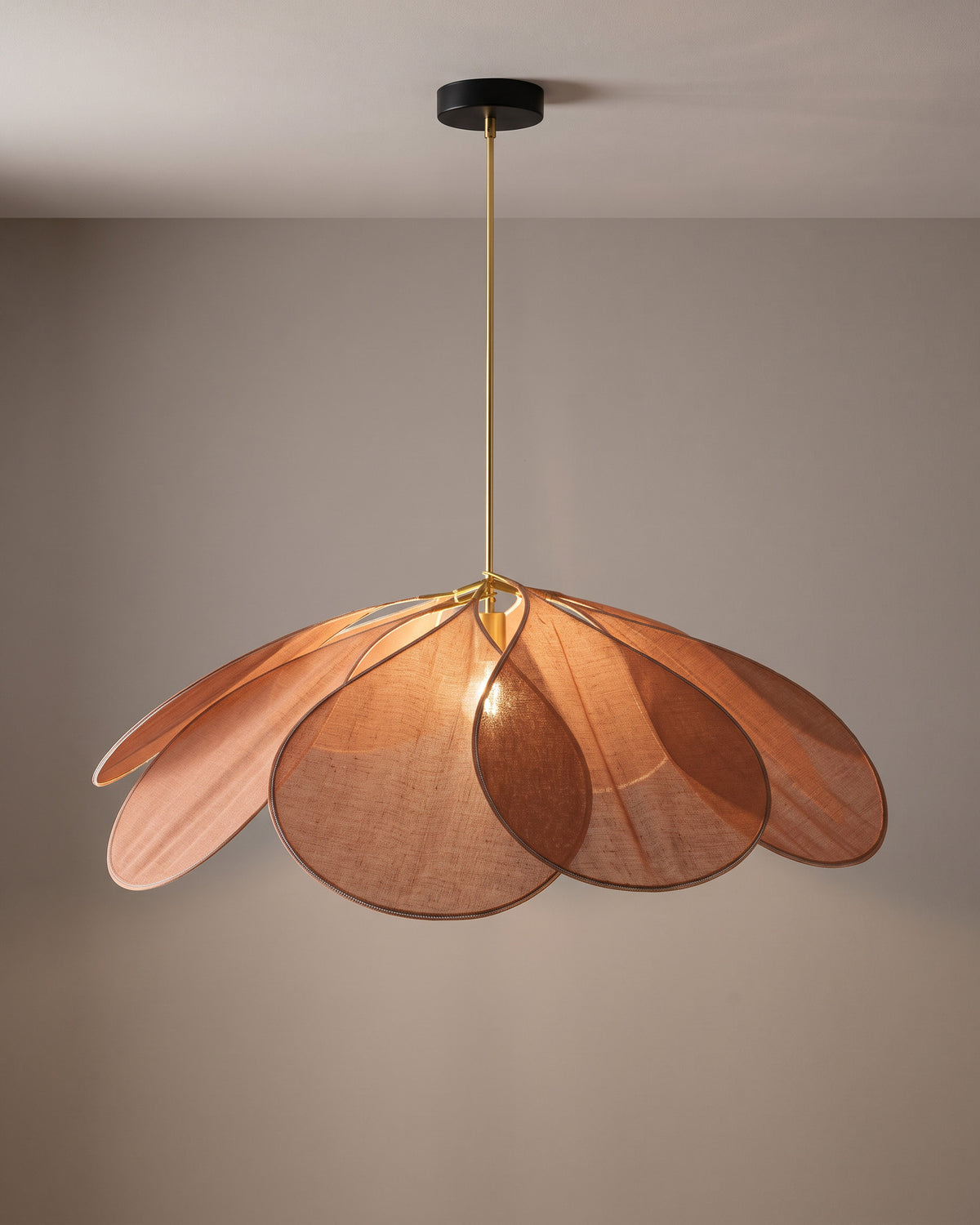 Suspension Pivoine, pétales de toile, 4 teintes, vue d'ensemble sur fond neutre