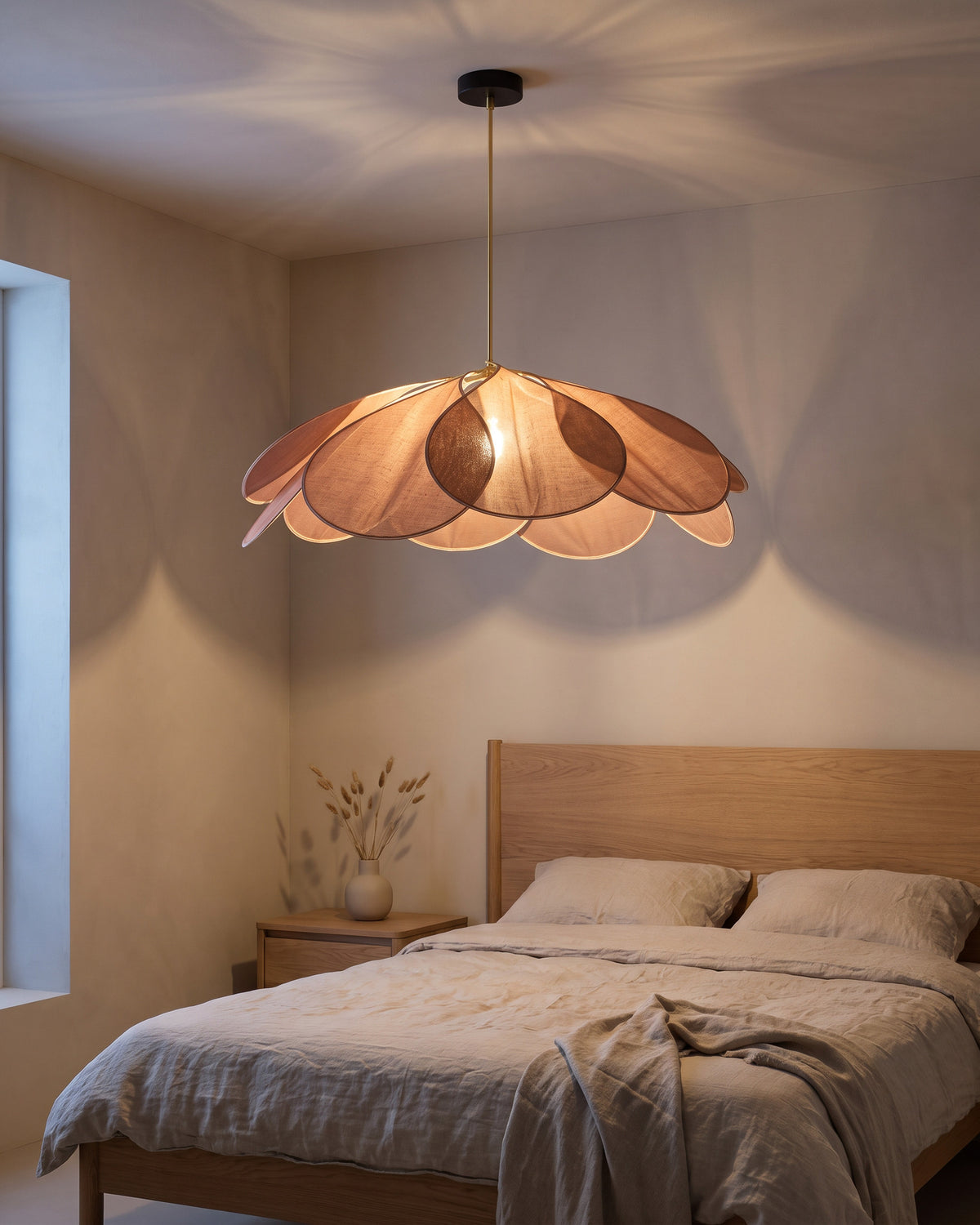 Suspension Pivoine (pétales de toile, 4 teintes) dans une pièce, allumé en soirée