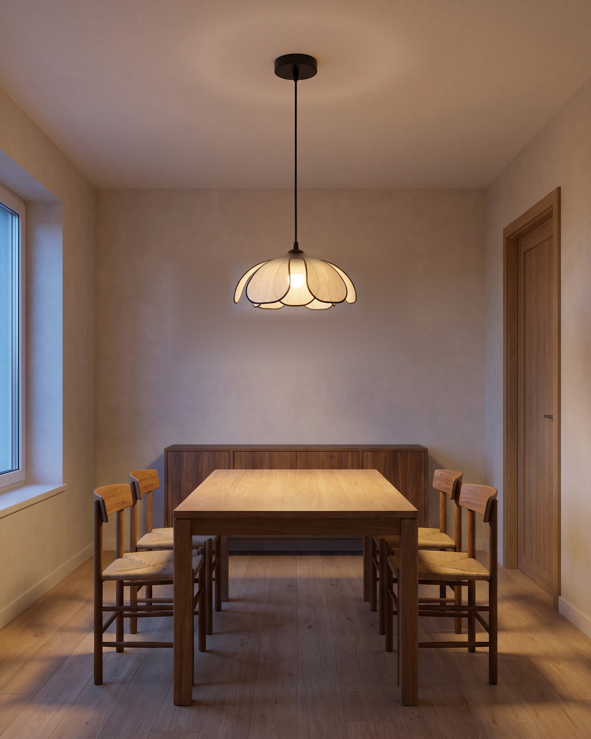 Suspension Pâquerette au-dessus d'une table en chêne, salle à manger, vue d'ensemble qui montre sa taille réelle