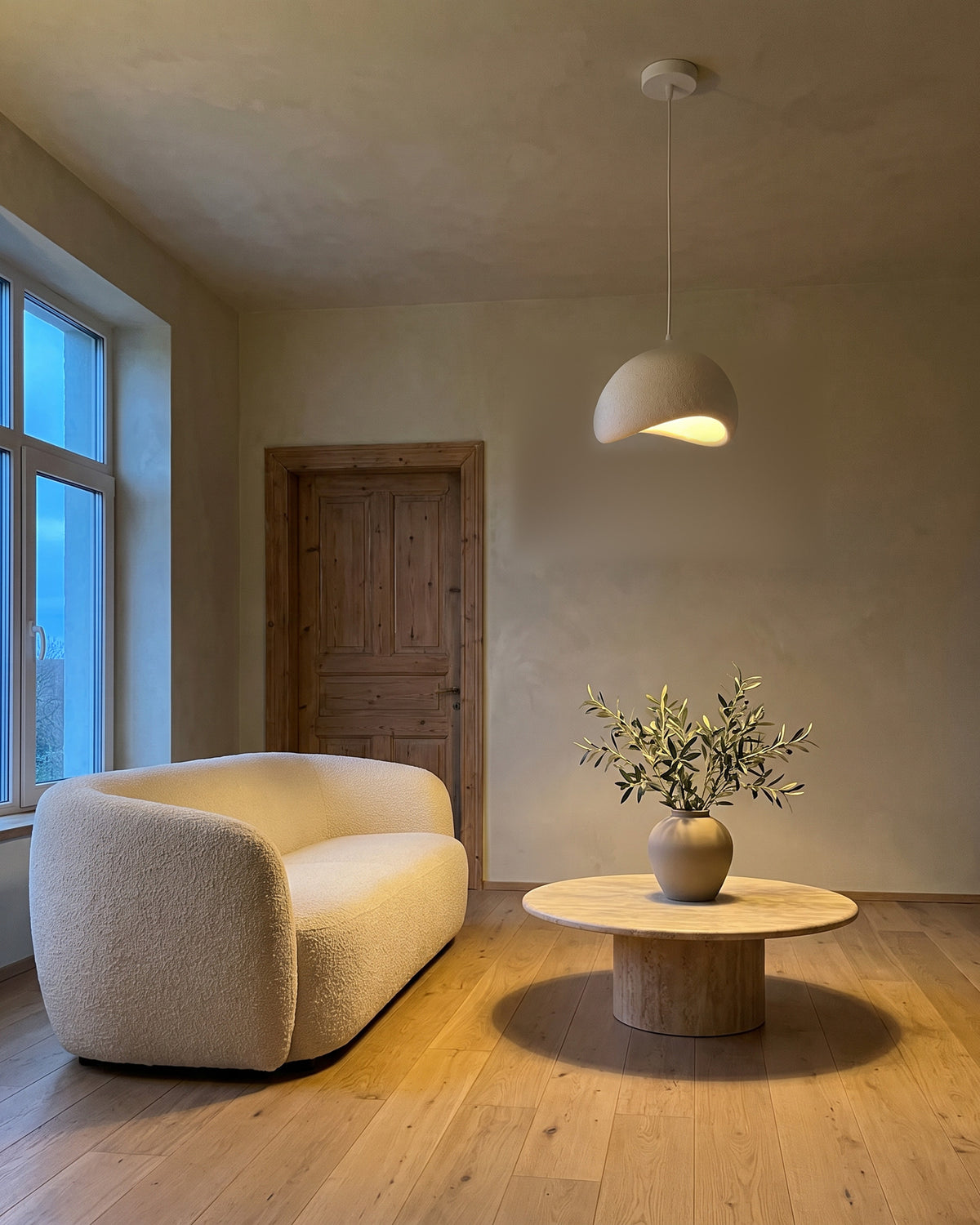 Suspension Rocaille, dans un salon, vue d'ensemble qui montre sa taille réelle