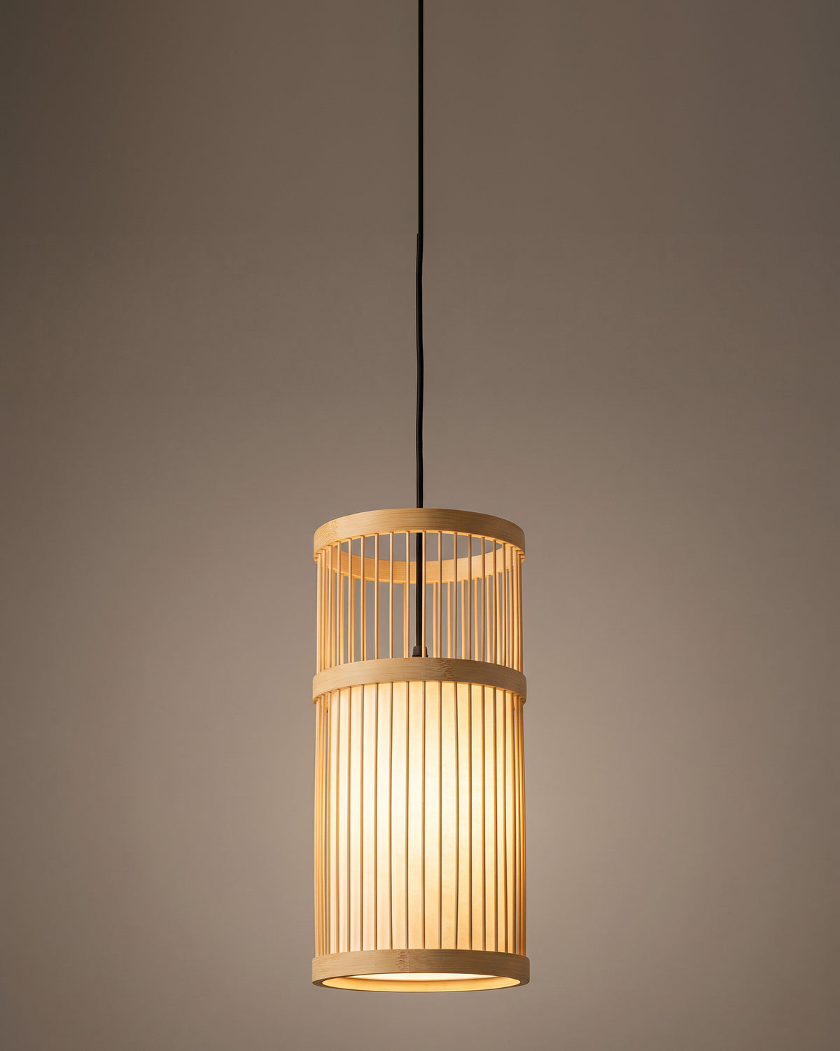 Suspension Lattis, lanterne en bambou, vue d'ensemble sur fond neutre