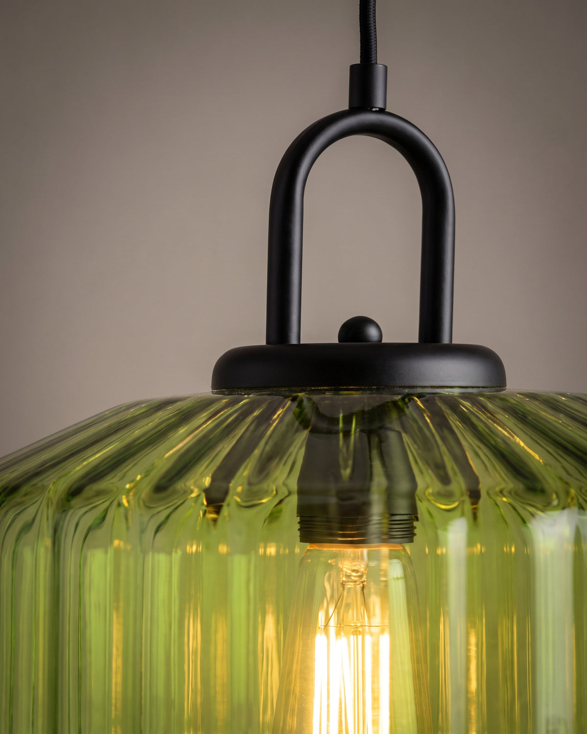 Suspension Lanterne: gros plan sur les côtes du verre coloré et l'anse arquée noire
