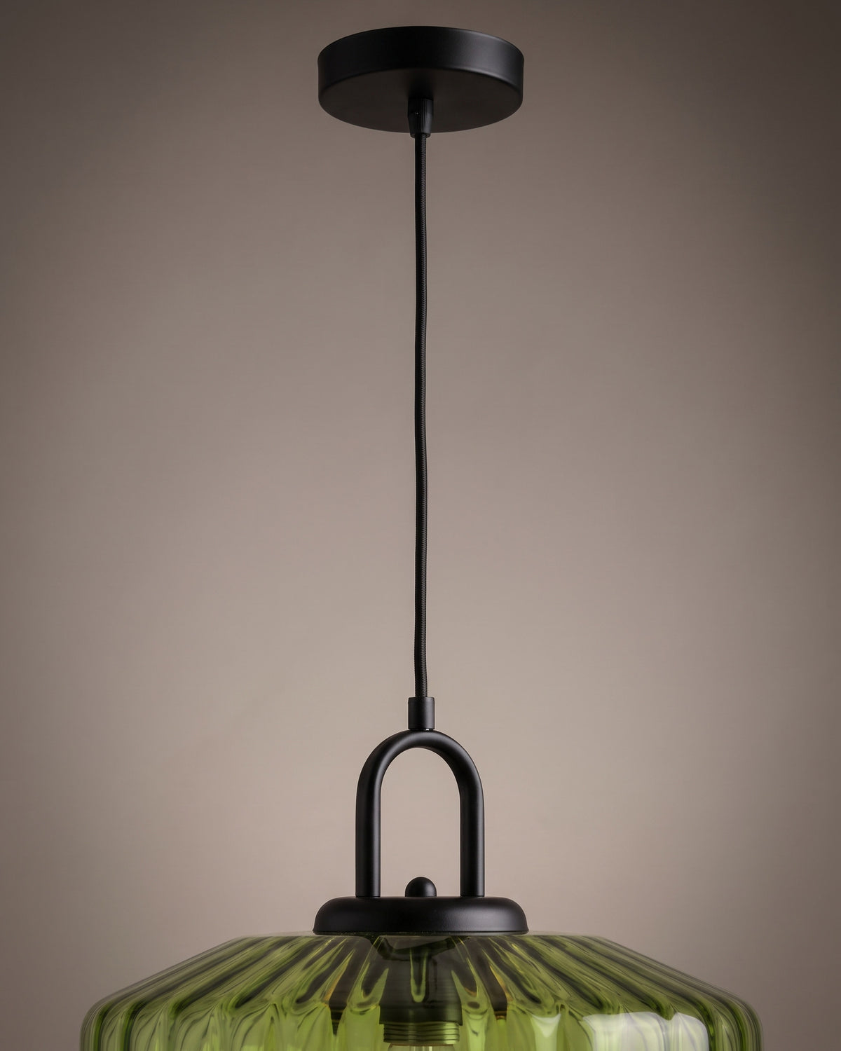 Suspension Lanterne : détail technique (fixation, câble ou douille)