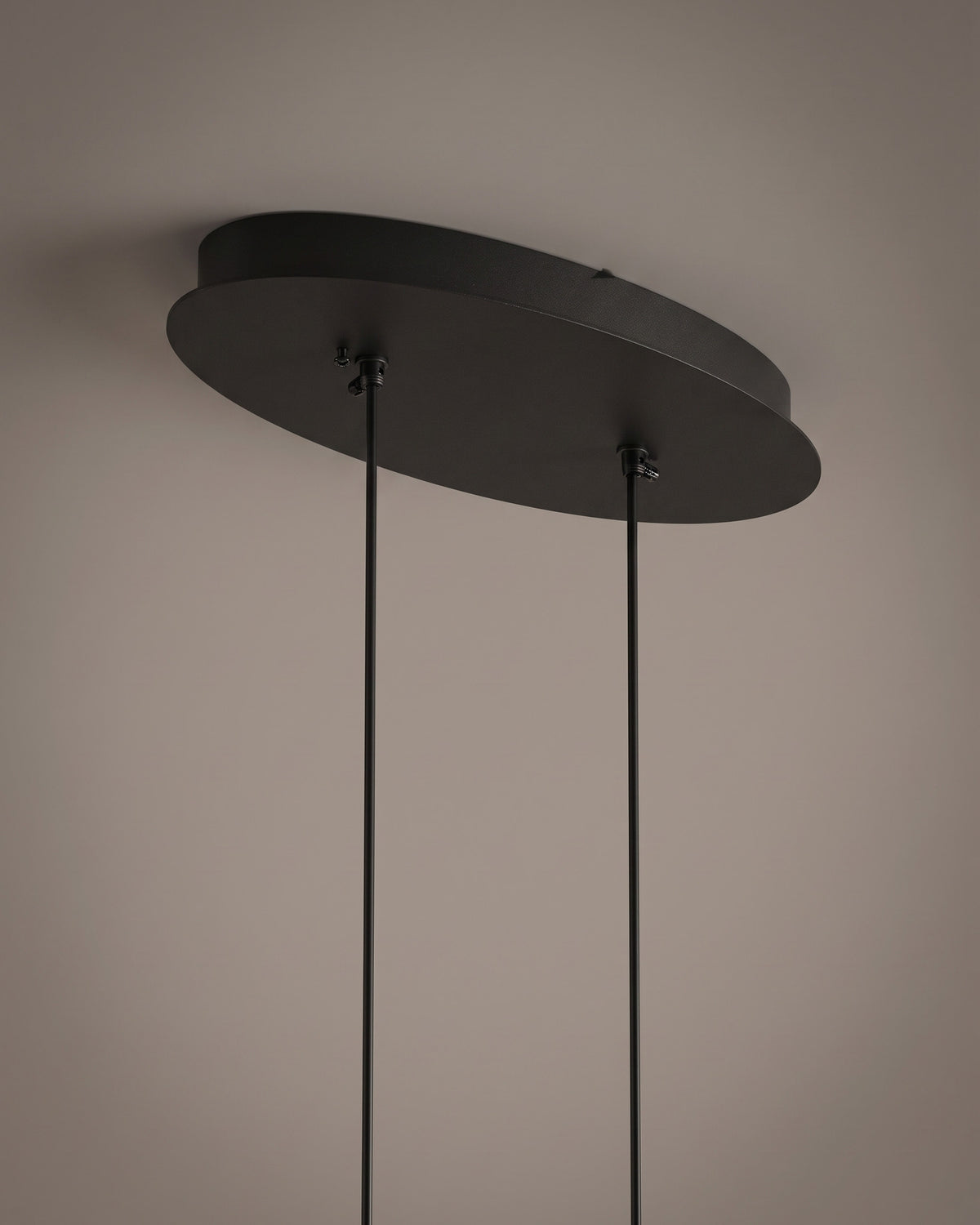 Suspension Sourire : détail technique (fixation, câble ou douille)