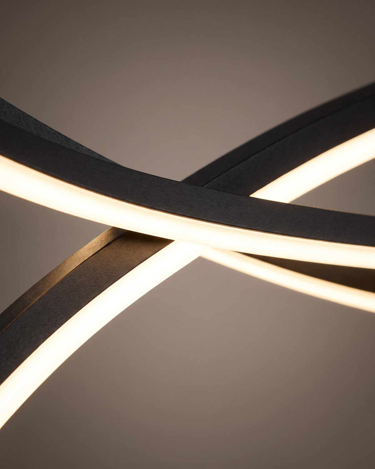 Suspension Brins : gros plan sur le croisement de deux barres noires avec leur face lumineuse