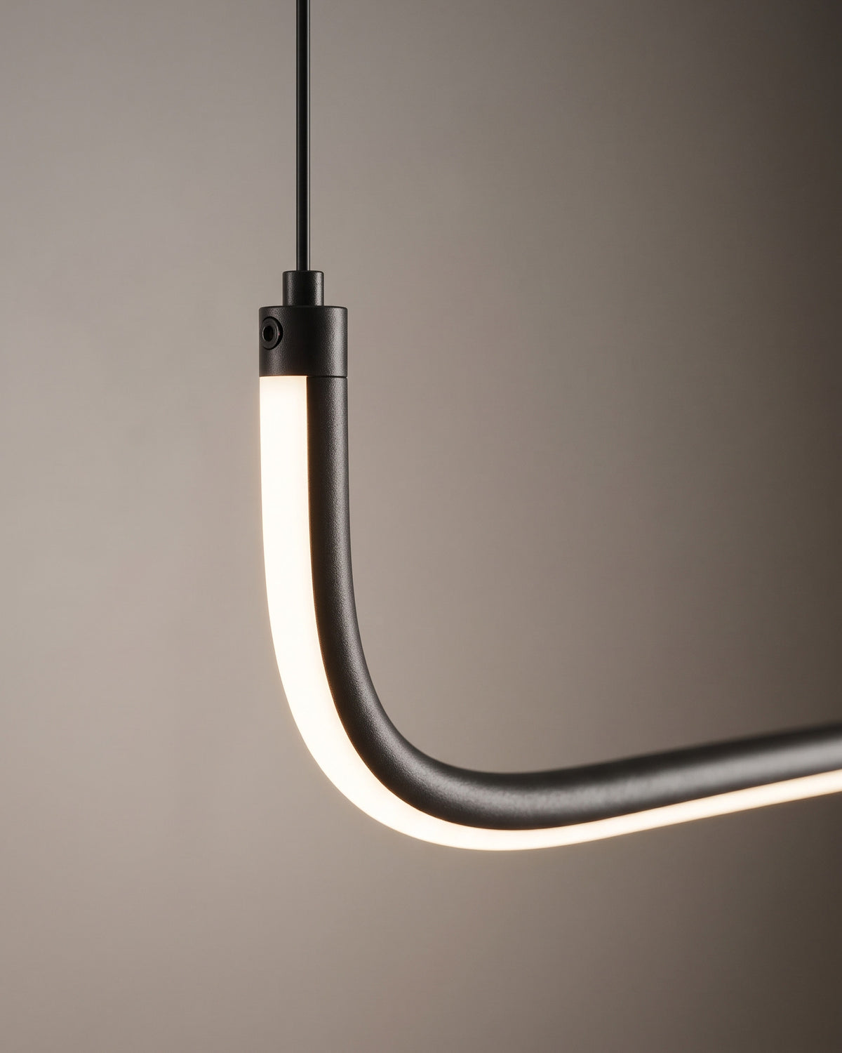 Suspension Étriers : gros plan sur l'angle arrondi d'un U noir avec sa ligne lumineuse et l'attache d'un câble