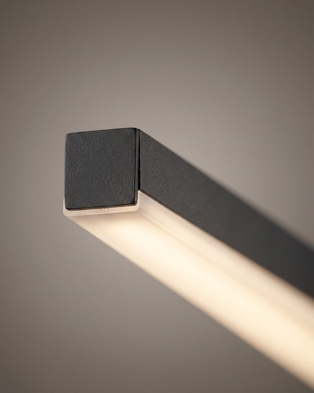 Suspension Liseré : gros plan sur l'extrémité de la barre noire avec sa bande lumineuse