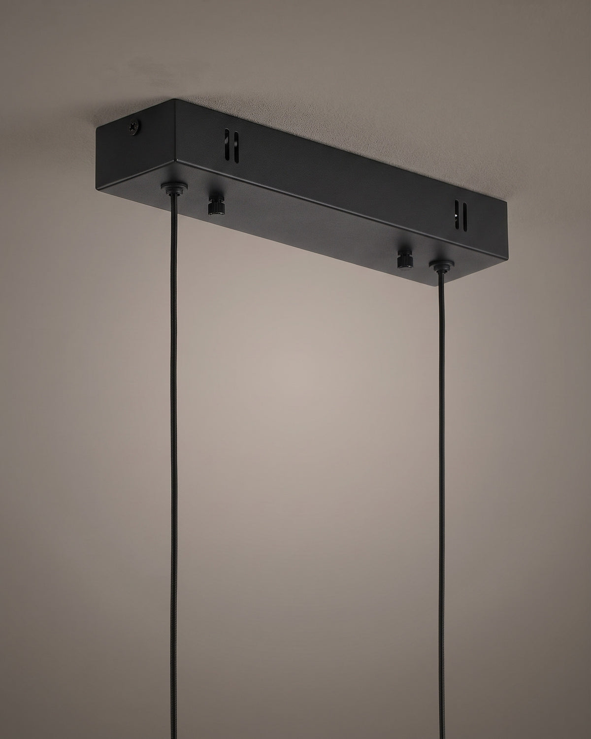 Suspension Liseré : détail technique (fixation, câble ou douille)