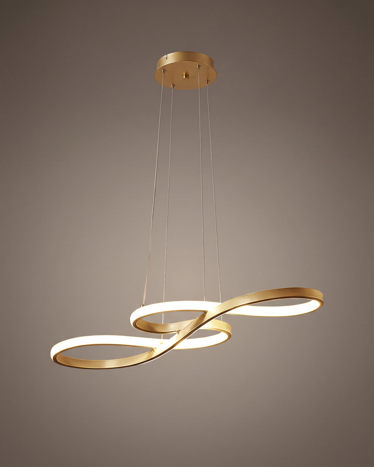 Suspension Arabesque, ruban LED doré en volutes, vue d'ensemble sur fond neutre