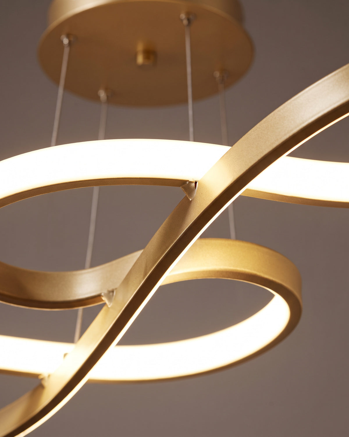 Suspension Arabesque : gros plan sur la matière (ruban led doré en arabesque)
