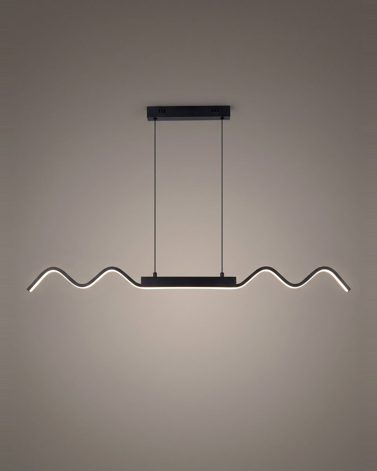 Suspension Ressac, barre LED noire, vague ou arc, vue d'ensemble sur fond neutre