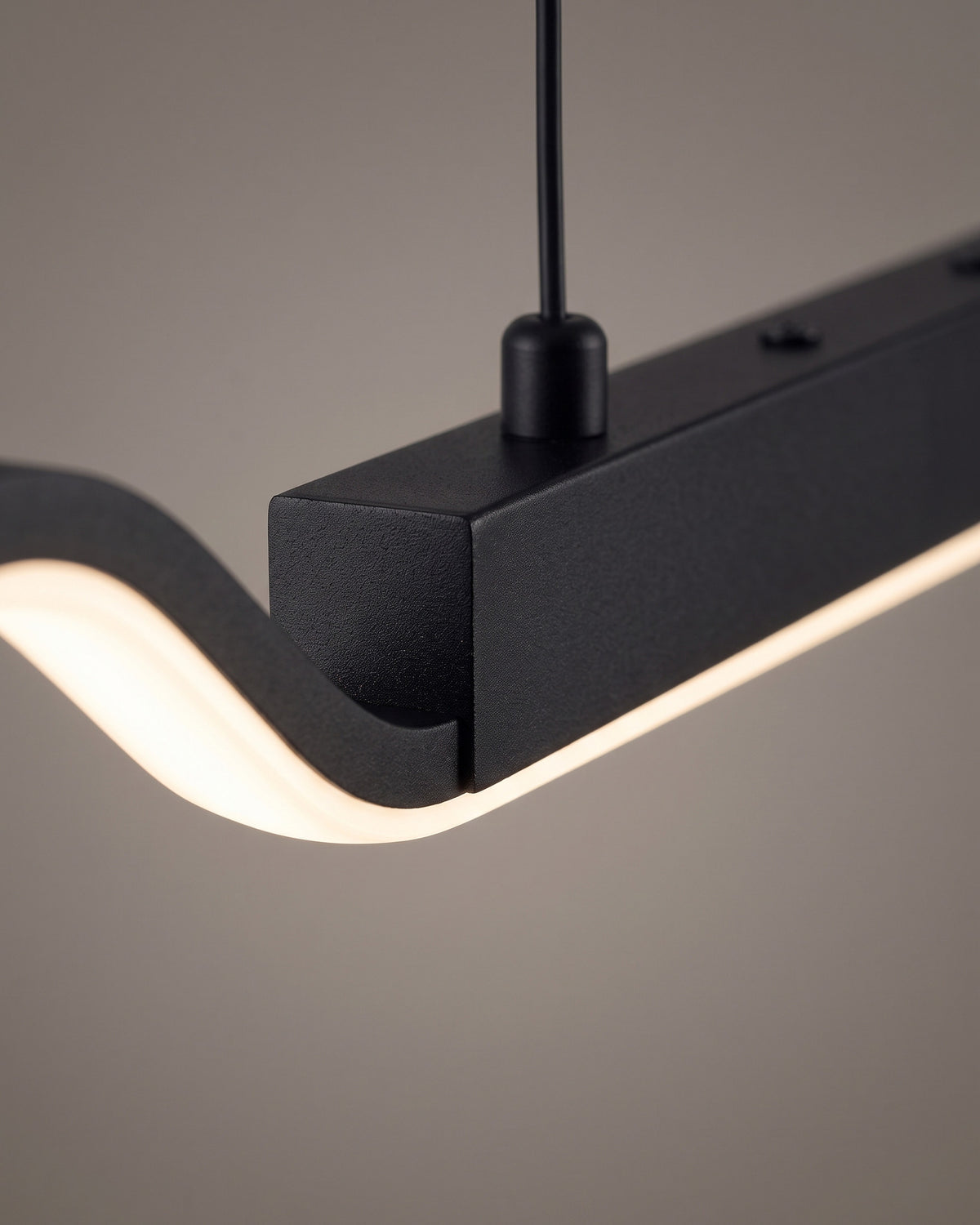 Suspension Ressac : gros plan sur la matière (barre led ondulée en métal noir)