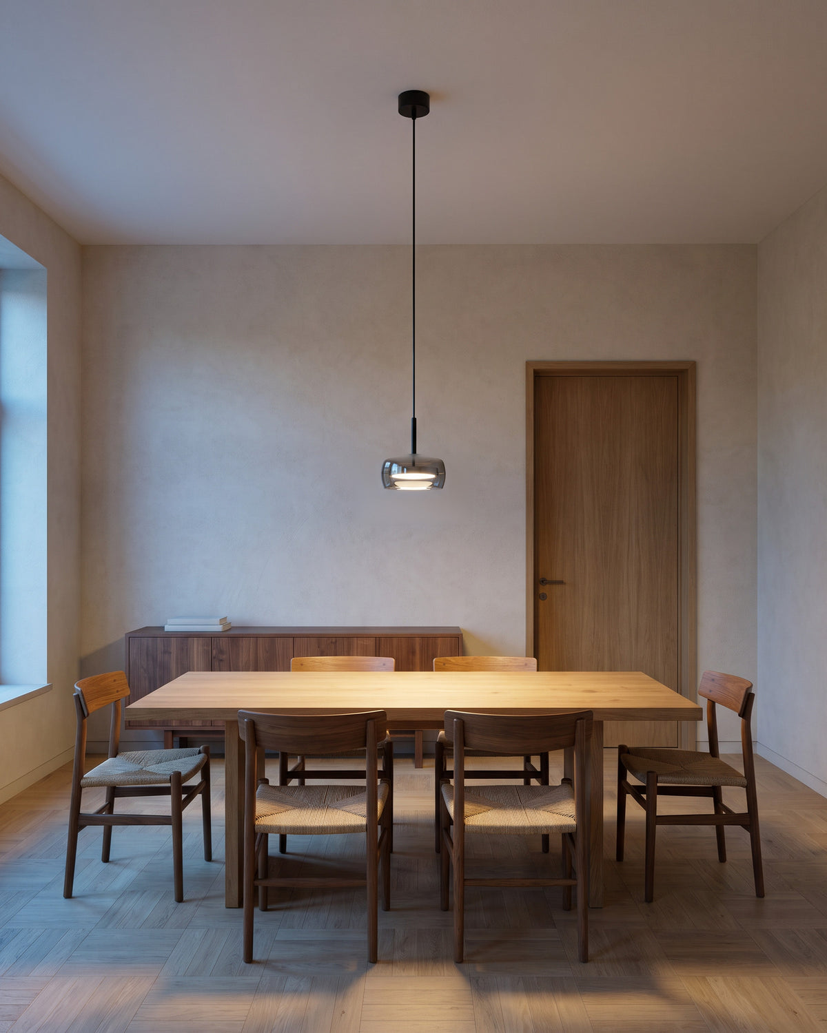 Suspension Fumée au-dessus d'une table en chêne, salle à manger, vue d'ensemble qui montre sa taille réelle