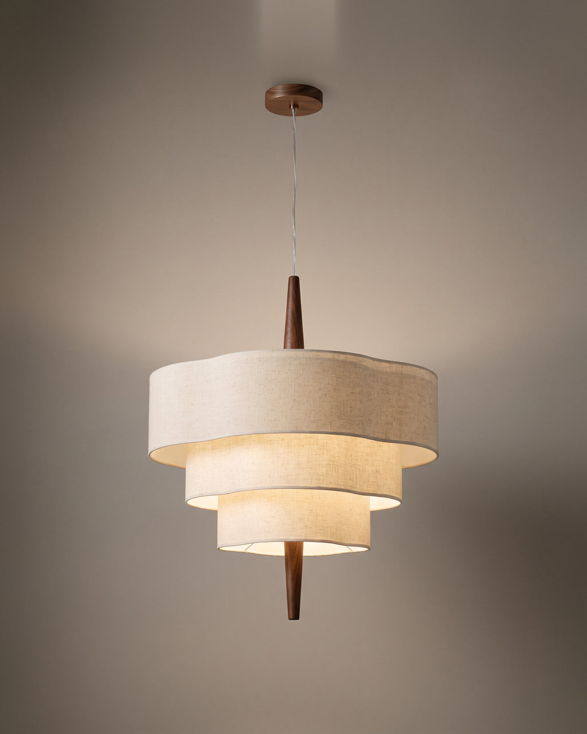 Suspension Pagode, trois étages de tissu et bois, vue d'ensemble sur fond neutre