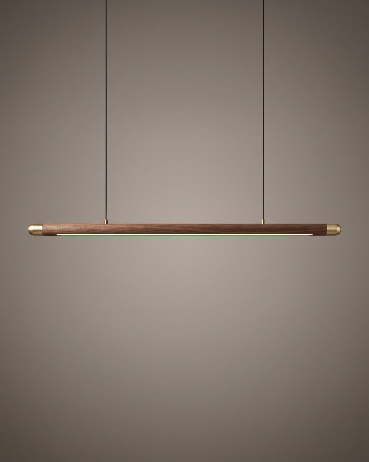 Suspension Tige, baguette de bois et laiton, vue d'ensemble sur fond neutre