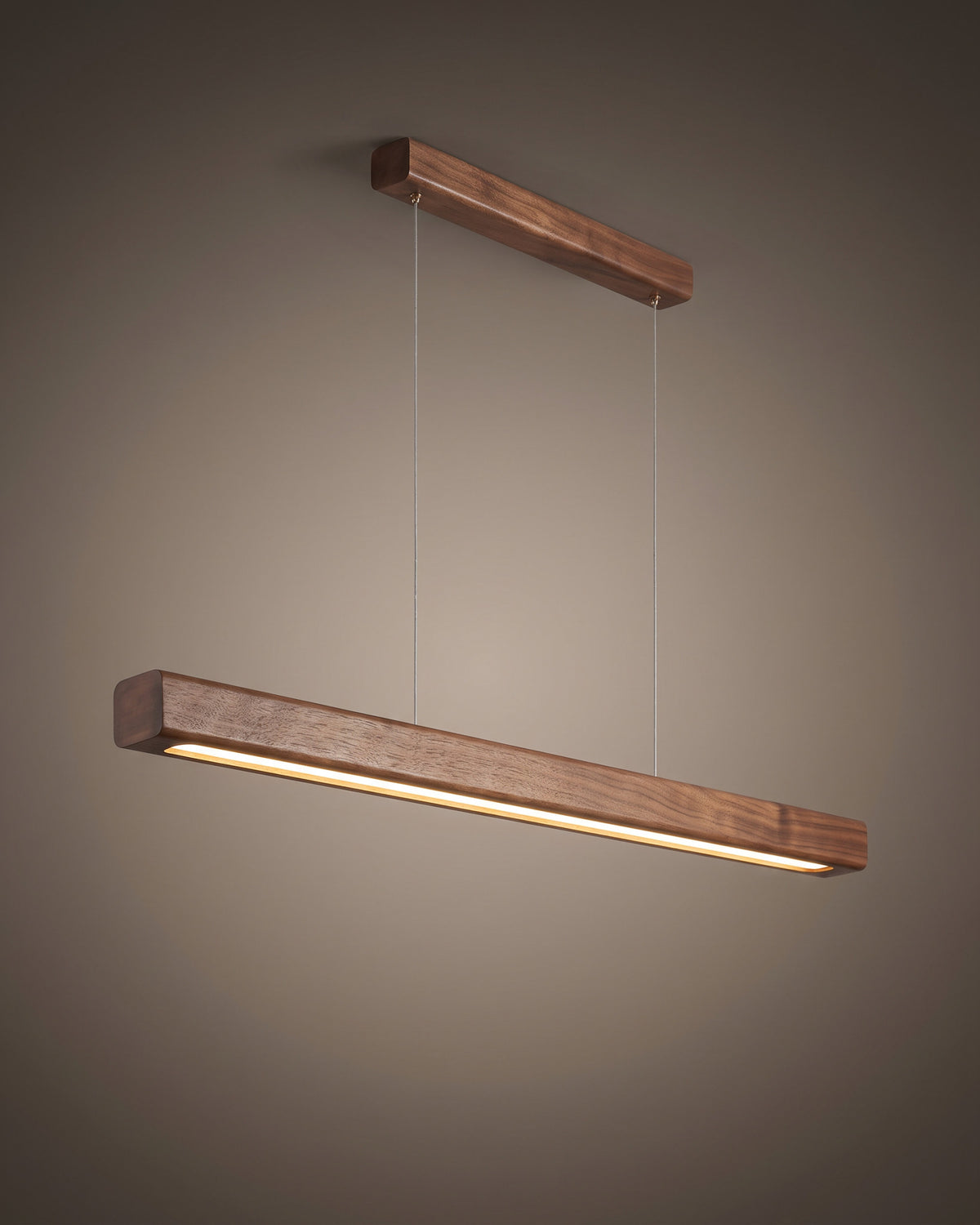 Suspension Poutre, barre en bois et ligne LED, vue d'ensemble sur fond neutre