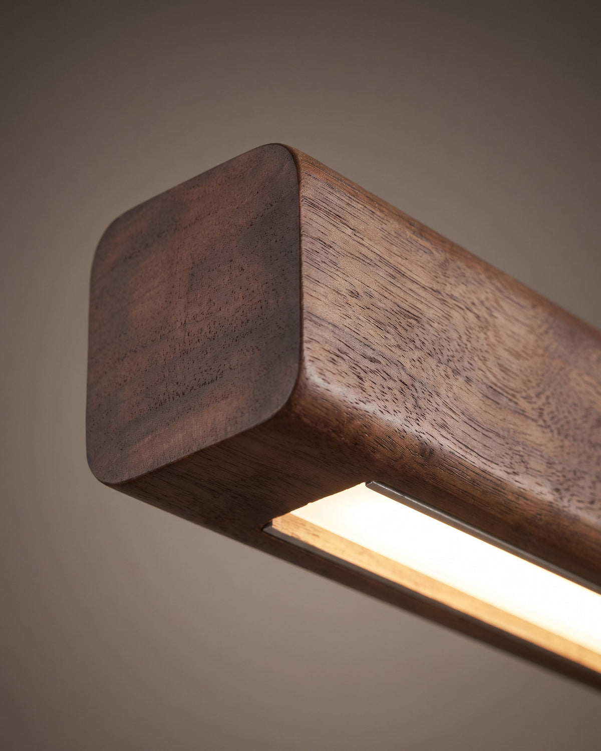 Suspension Poutre : gros plan sur la matière (barre en bois, ligne led)