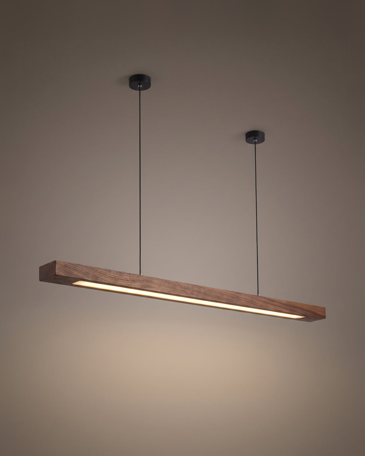 Suspension Madrier, barre en bois et ligne LED, vue d'ensemble sur fond neutre