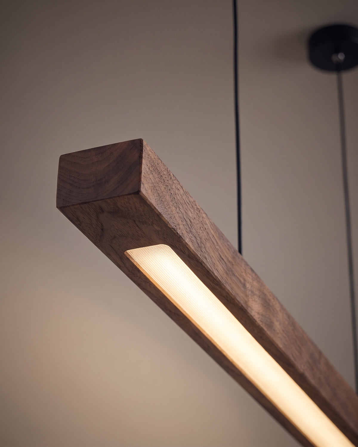 Suspension Madrier : gros plan sur la matière (barre en bois, ligne led)