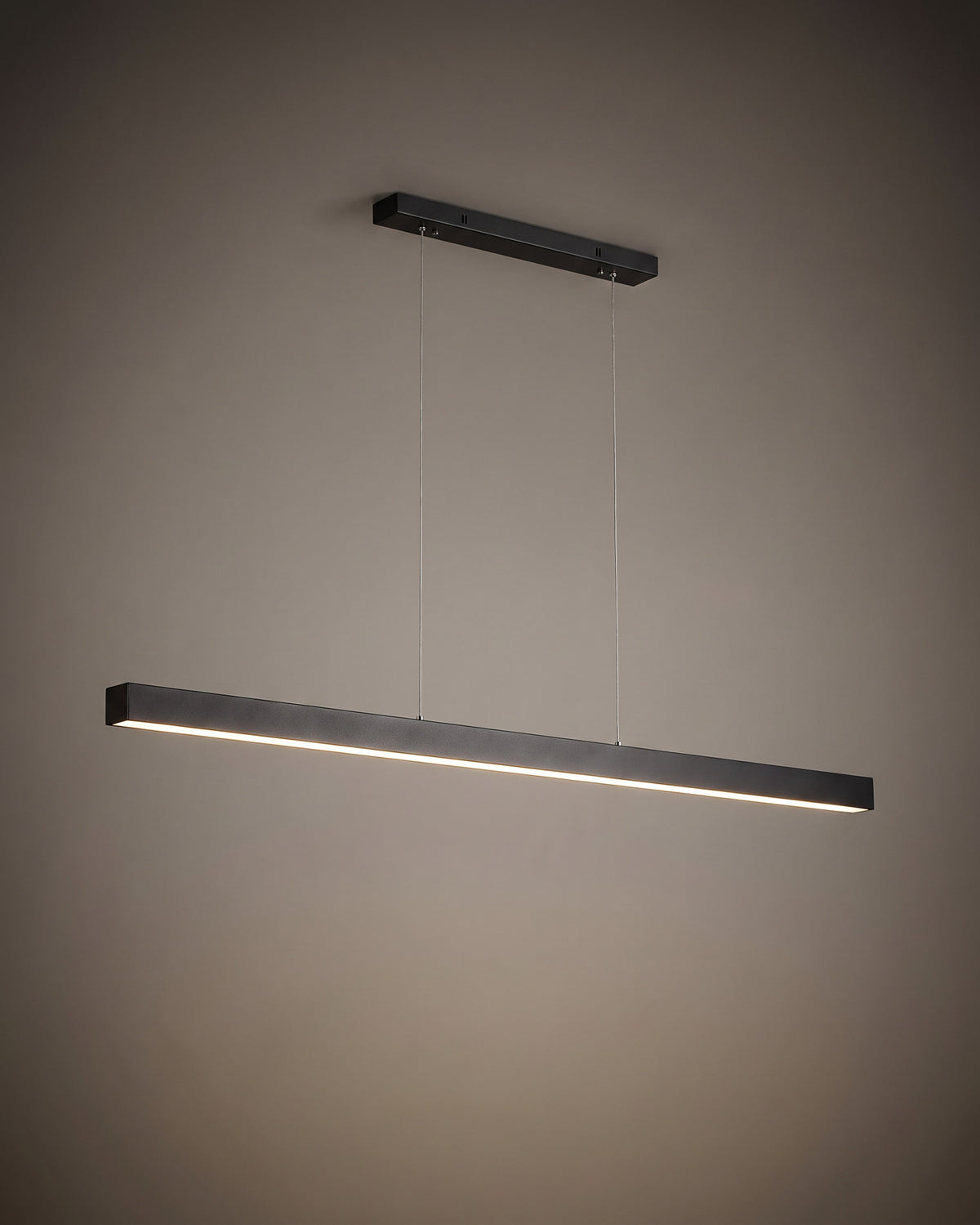 Suspension Trait, barre LED fine, noir ou blanc, vue d'ensemble sur fond neutre