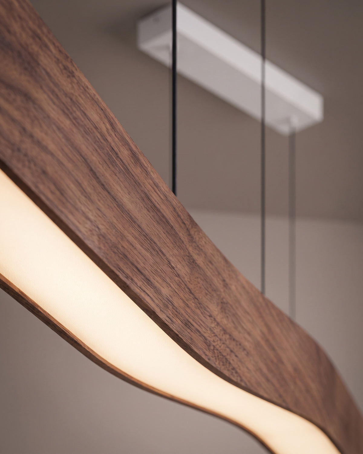 Suspension Ondine : gros plan sur la courbe de la bande effet noyer et son diffuseur lumineux