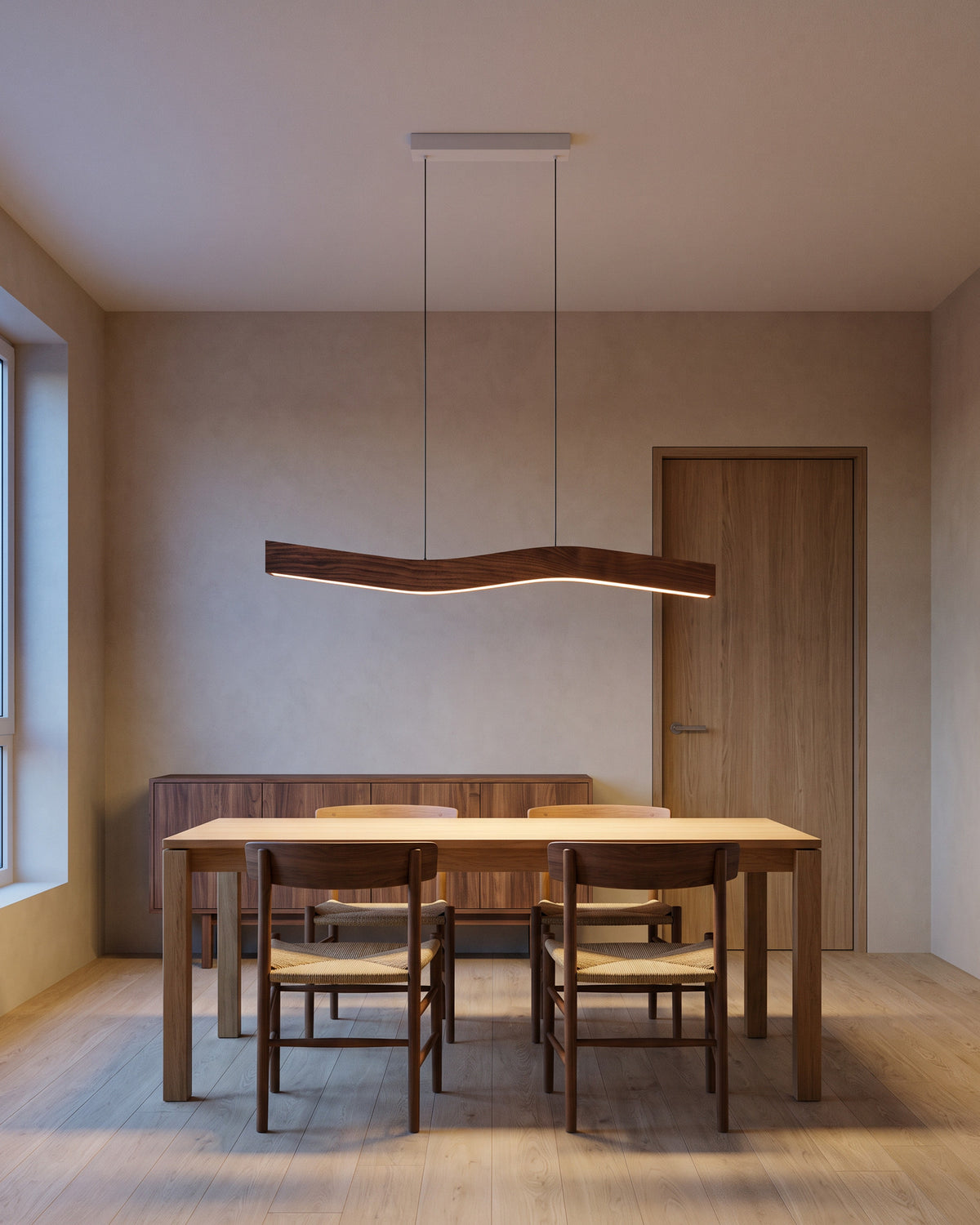 Suspension Ondine au-dessus d'une table en chêne, salle à manger, vue d'ensemble qui montre sa