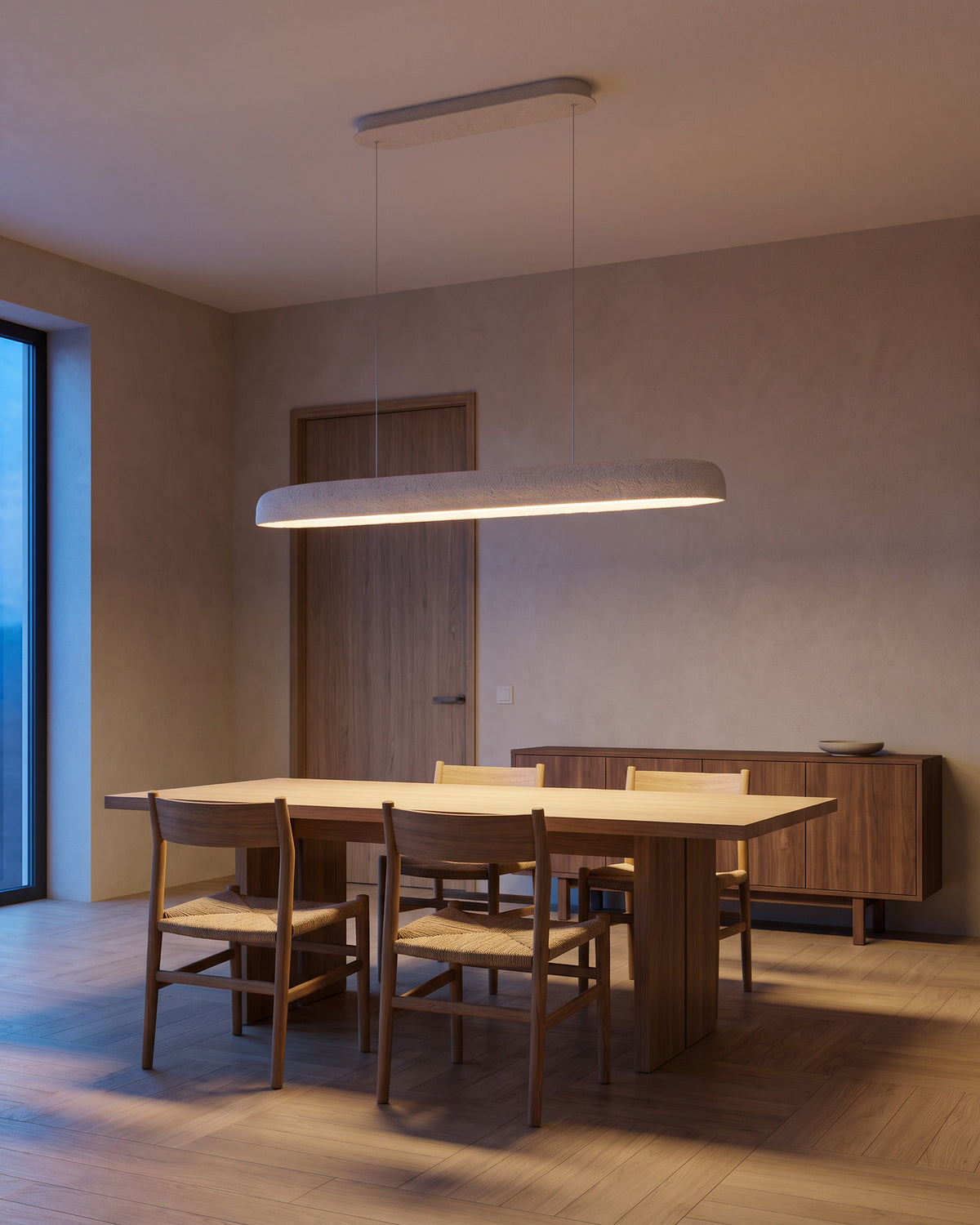 Suspension Craie au-dessus d'une table en chêne, salle à manger, vue d'ensemble qui montre sa taille réelle