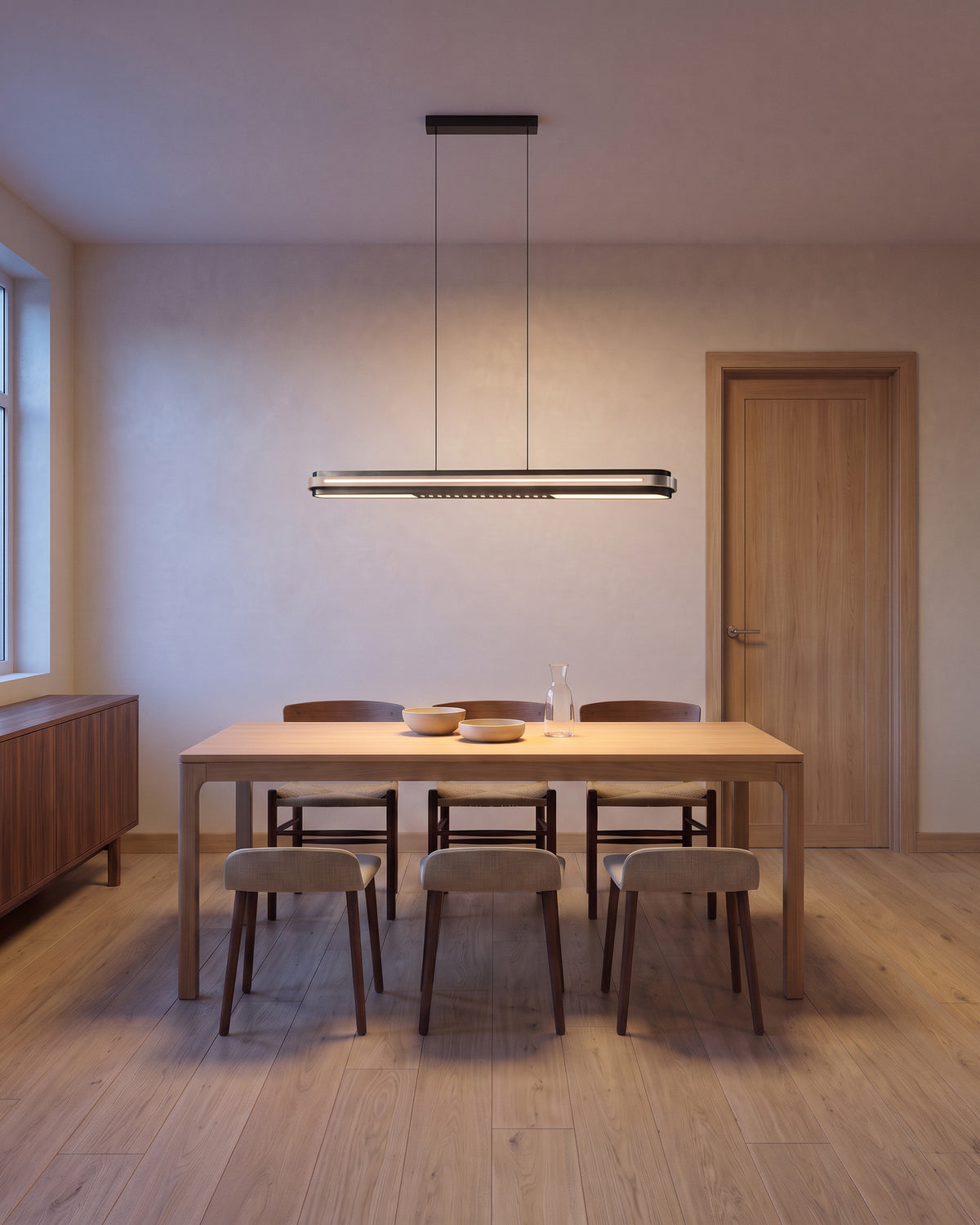 Suspension Graphite au-dessus d'une table en chêne, salle à manger, vue d'ensemble qui montre sa