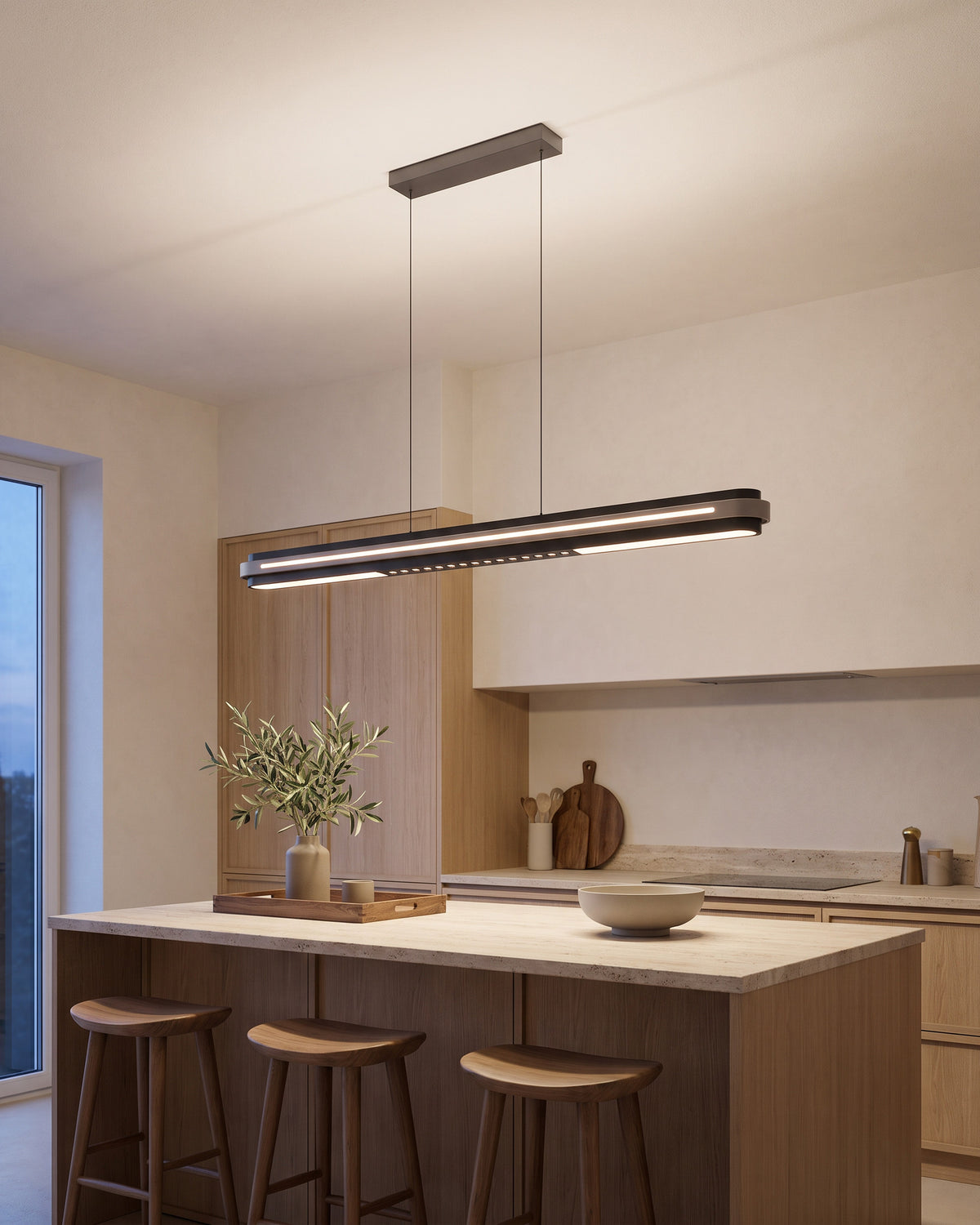 Suspension Graphite au-dessus d'un îlot de cuisine, en soirée