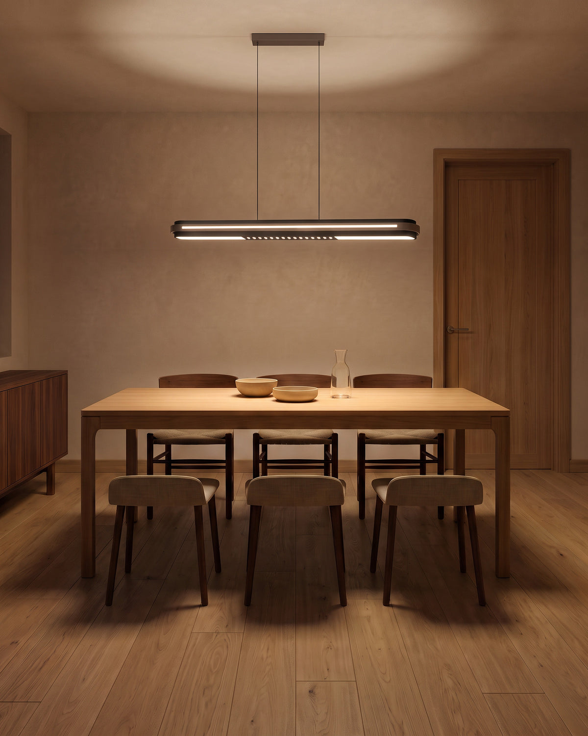 Suspension Graphite allumée la nuit au-dessus d'une table en chêne, salle à manger, effet de lumière