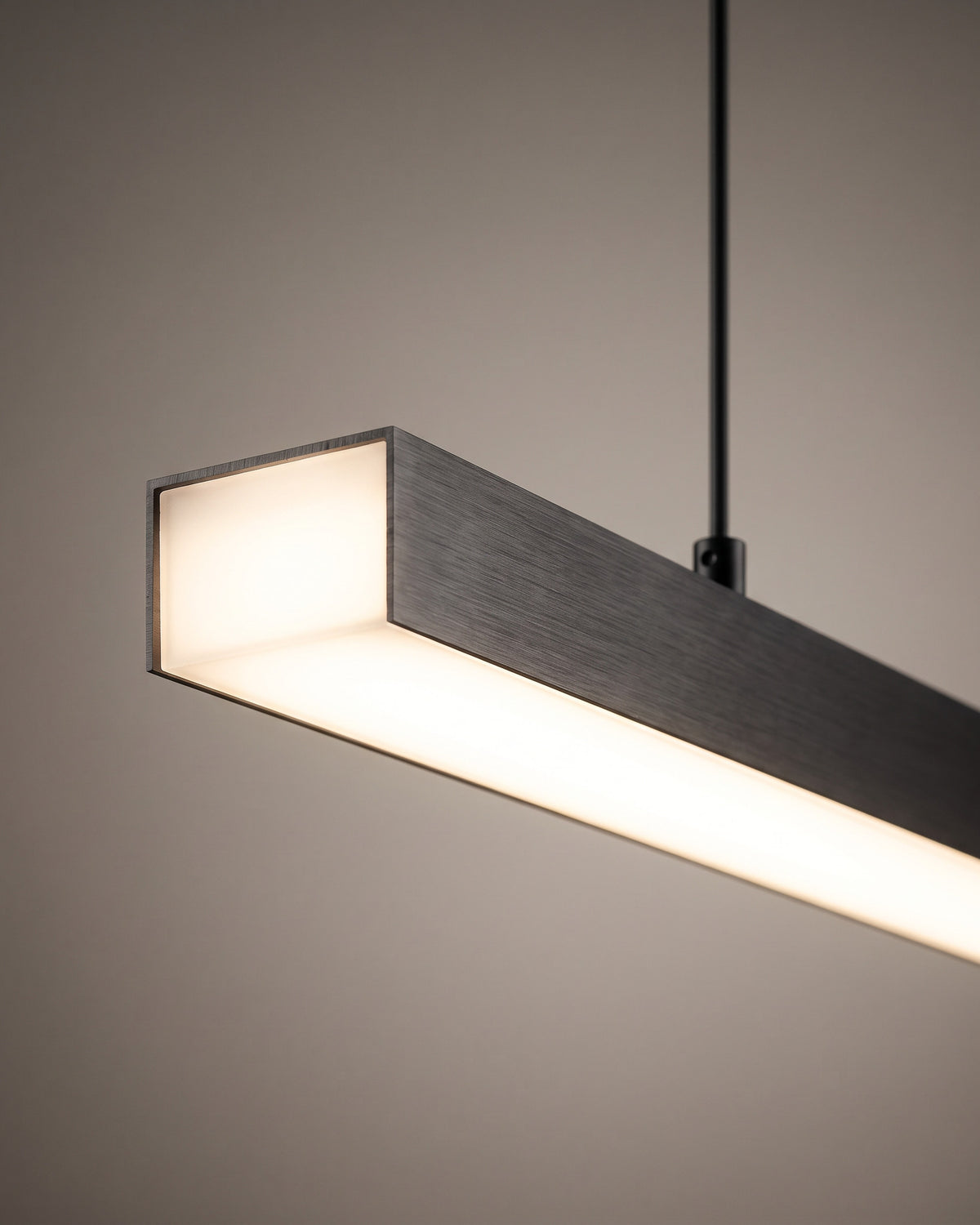 Suspension Axe : gros plan sur l'extrémité de la barre noire et son diffuseur lumineux