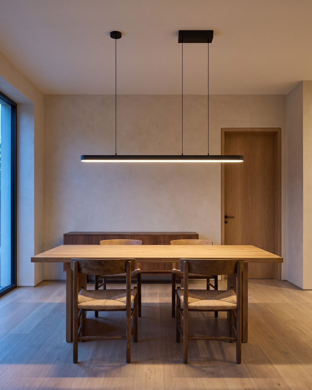 Suspension Axe au-dessus d'une table en chêne, salle à manger, vue d'ensemble qui montre sa taille réelle