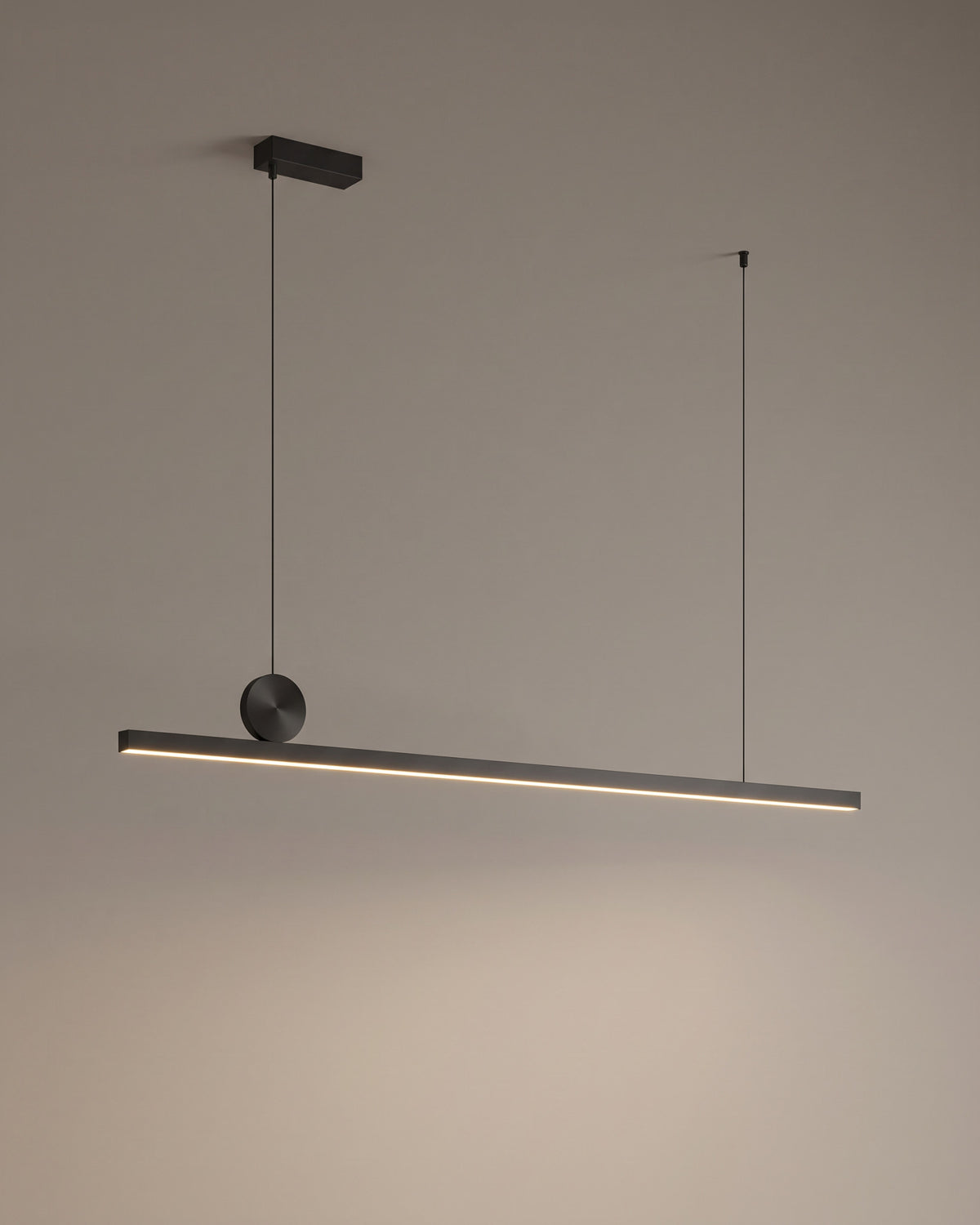 Suspension Pastille, barre LED noire et pastille, vue d'ensemble sur fond neutre