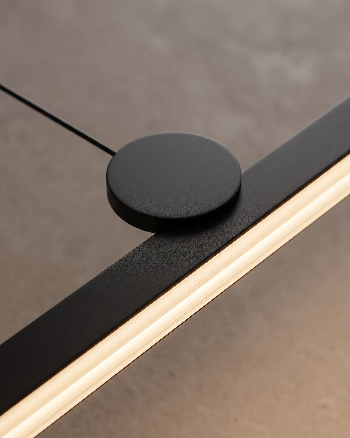 Suspension Pastille : gros plan sur la matière (barre noire led, disque décoratif)