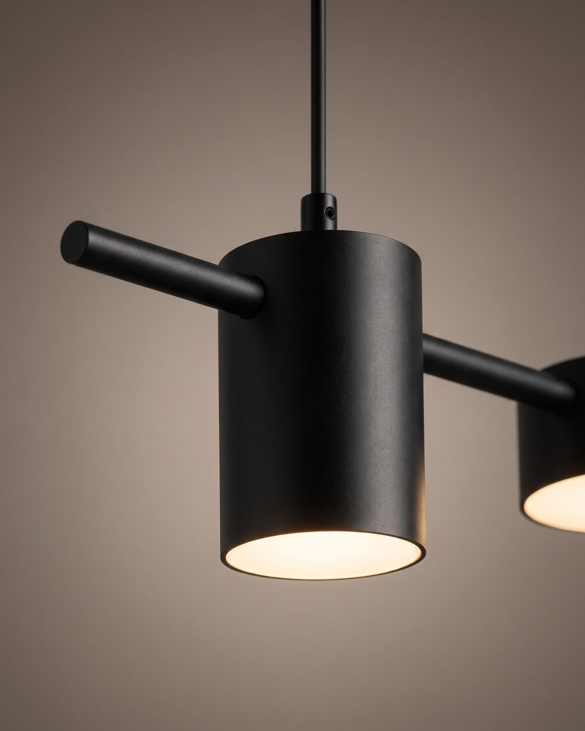 Suspension Rampe: gros plan sur un spot cylindrique sur la tige avec son diffuseur lumineux