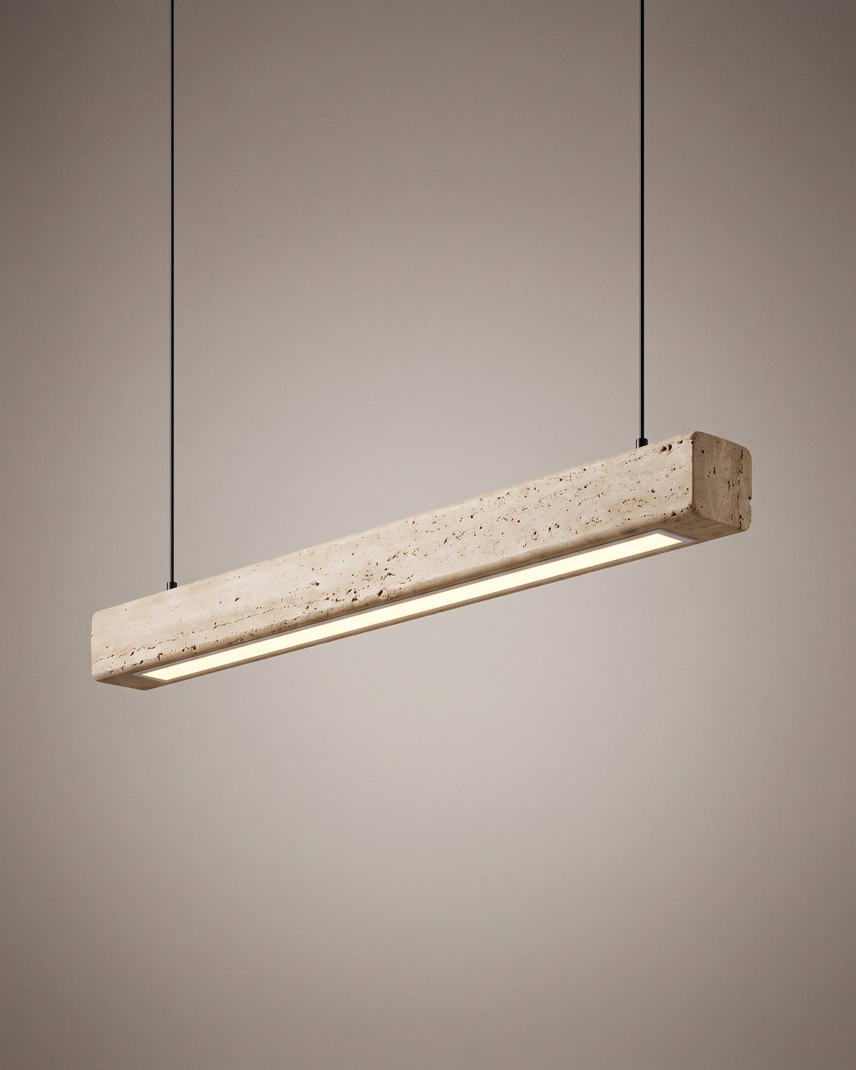 Suspension Linteau, travertin et bois clair, vue d'ensemble sur fond neutre