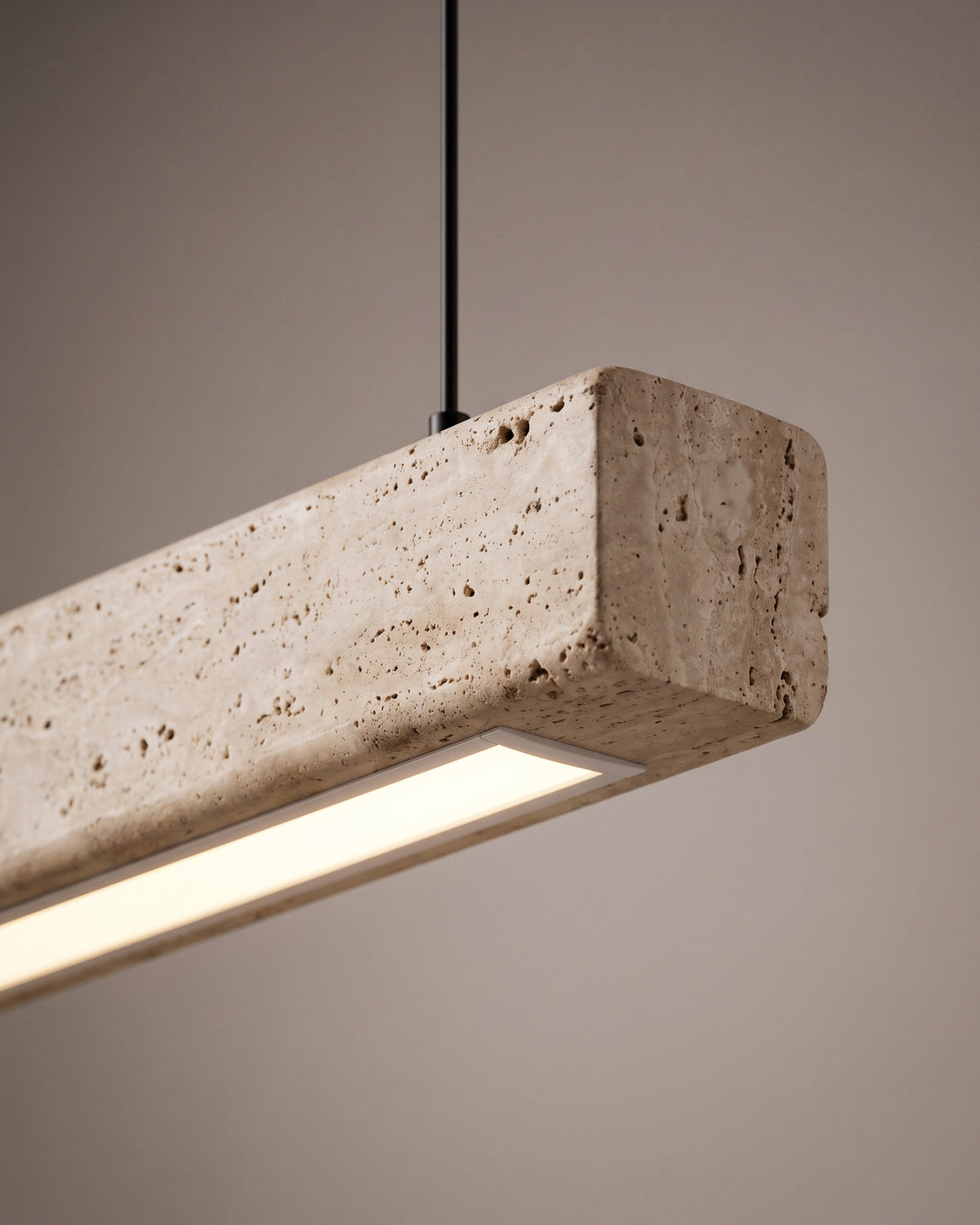 Suspension Linteau : gros plan sur la matière (bande en travertin, platine en bois clair)