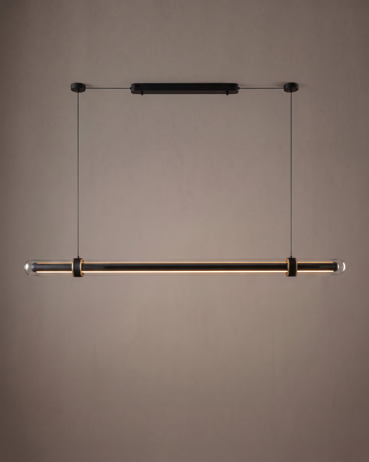 Suspension Jonc, long tube de verre et bagues noires, vue d'ensemble sur fond neutre