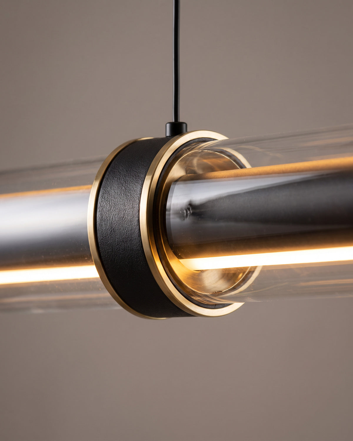 Suspension Jonc : gros plan sur la matière (tube de verre, bagues noires)