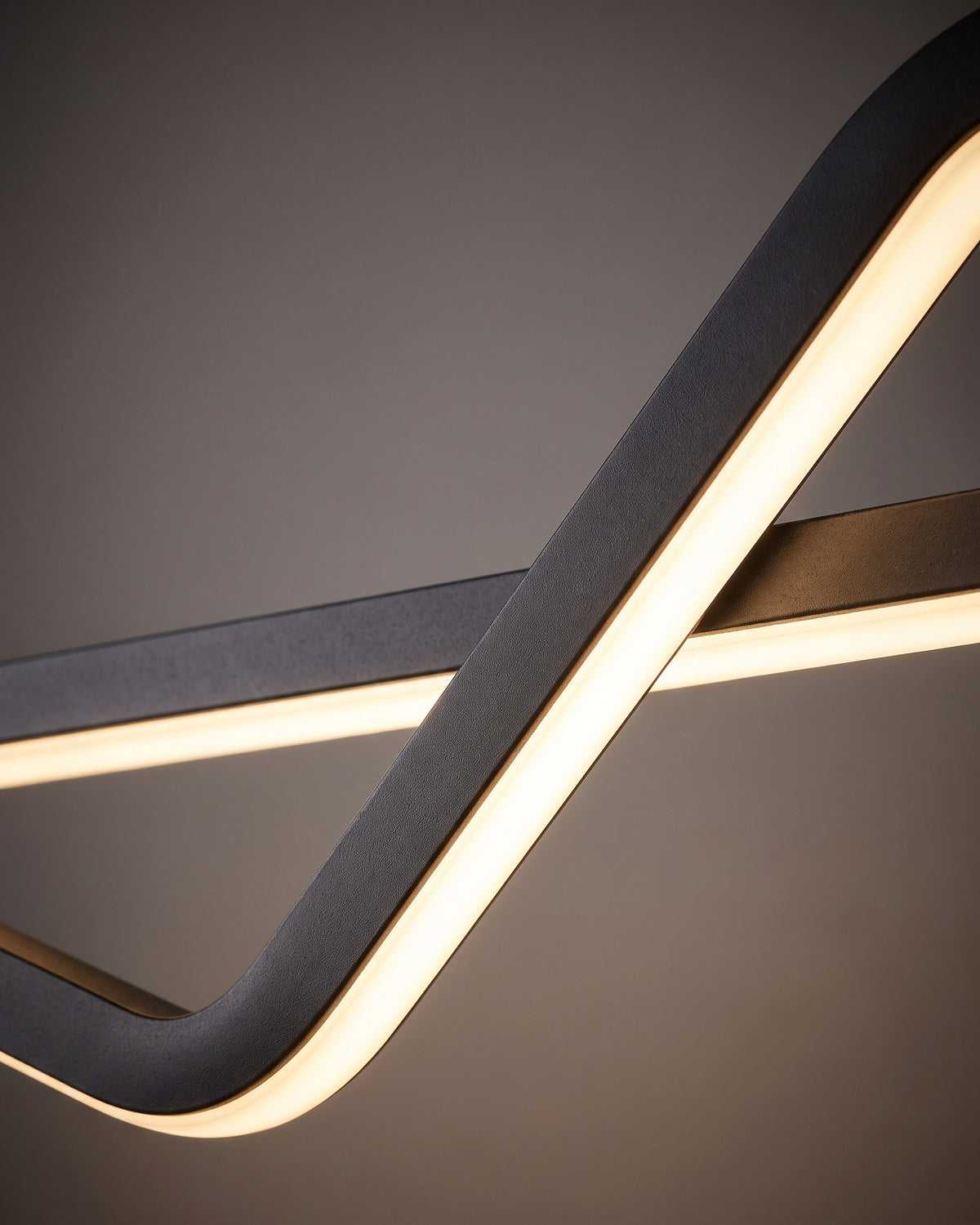 Suspension Zigzag : gros plan sur la matière (barre led noire en z)