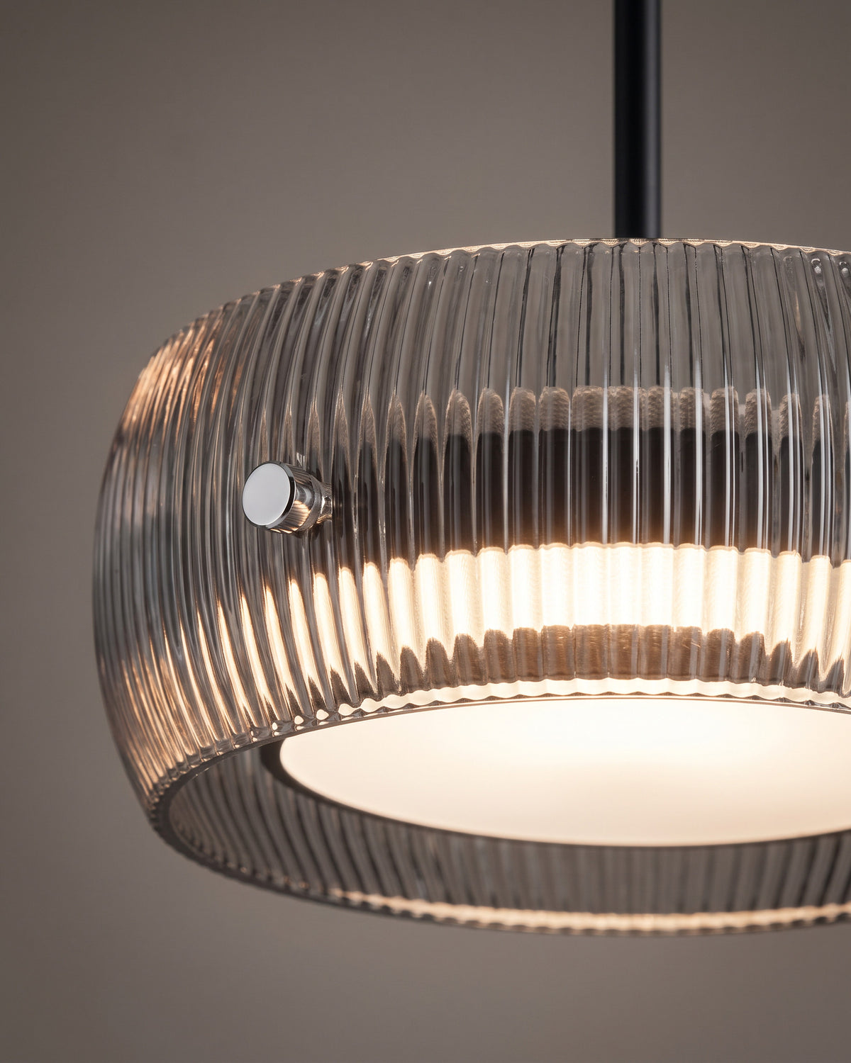Suspension Quatuor : gros plan sur les cannelures du verre fumé d'un galet et son disque diffuseur blanc