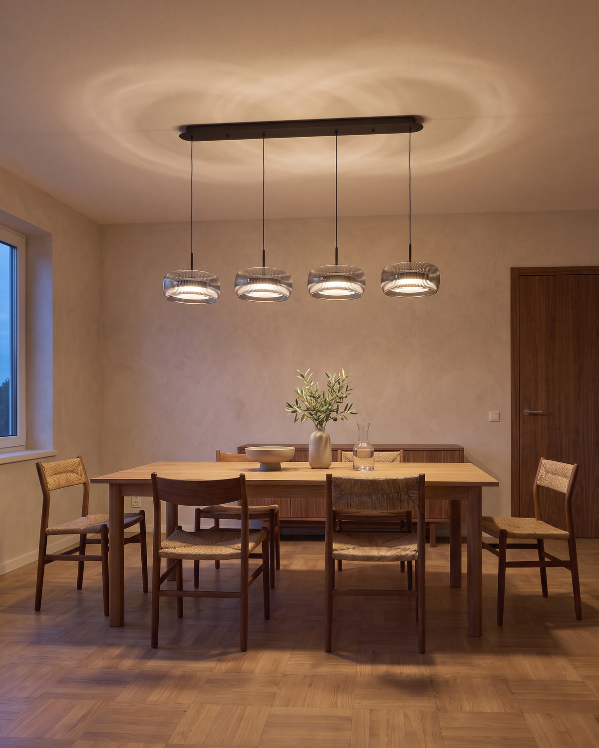 Suspension Quatuor au-dessus d'une table en chêne, salle à manger, vue d'ensemble qui montre sa