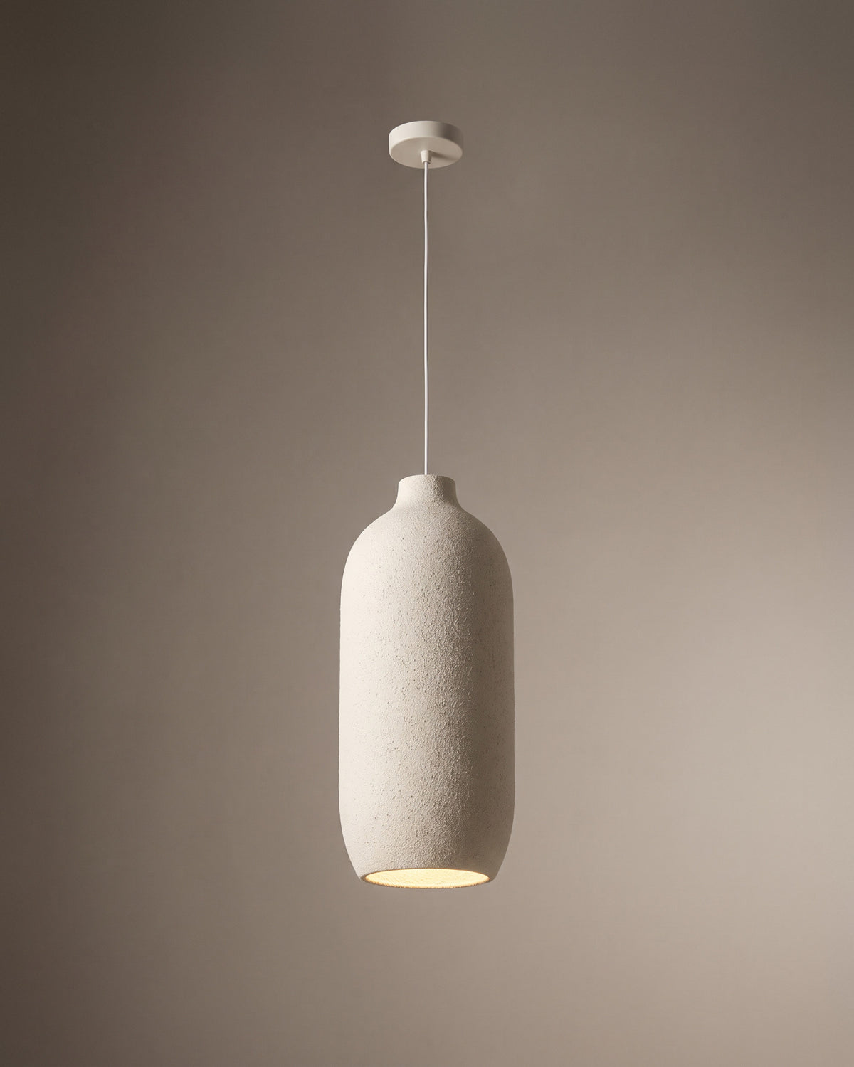 Suspension Stuc, forme haute effet enduit, vue d'ensemble sur fond neutre