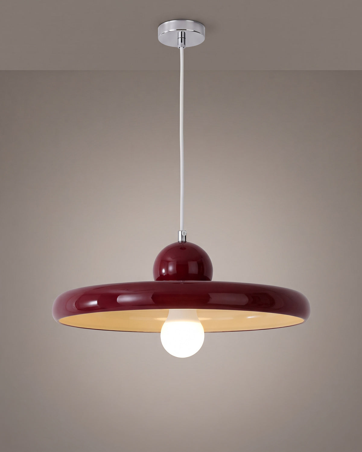 Suspension Écuelle, finition rouge : soucoupe en métal laqué brillant