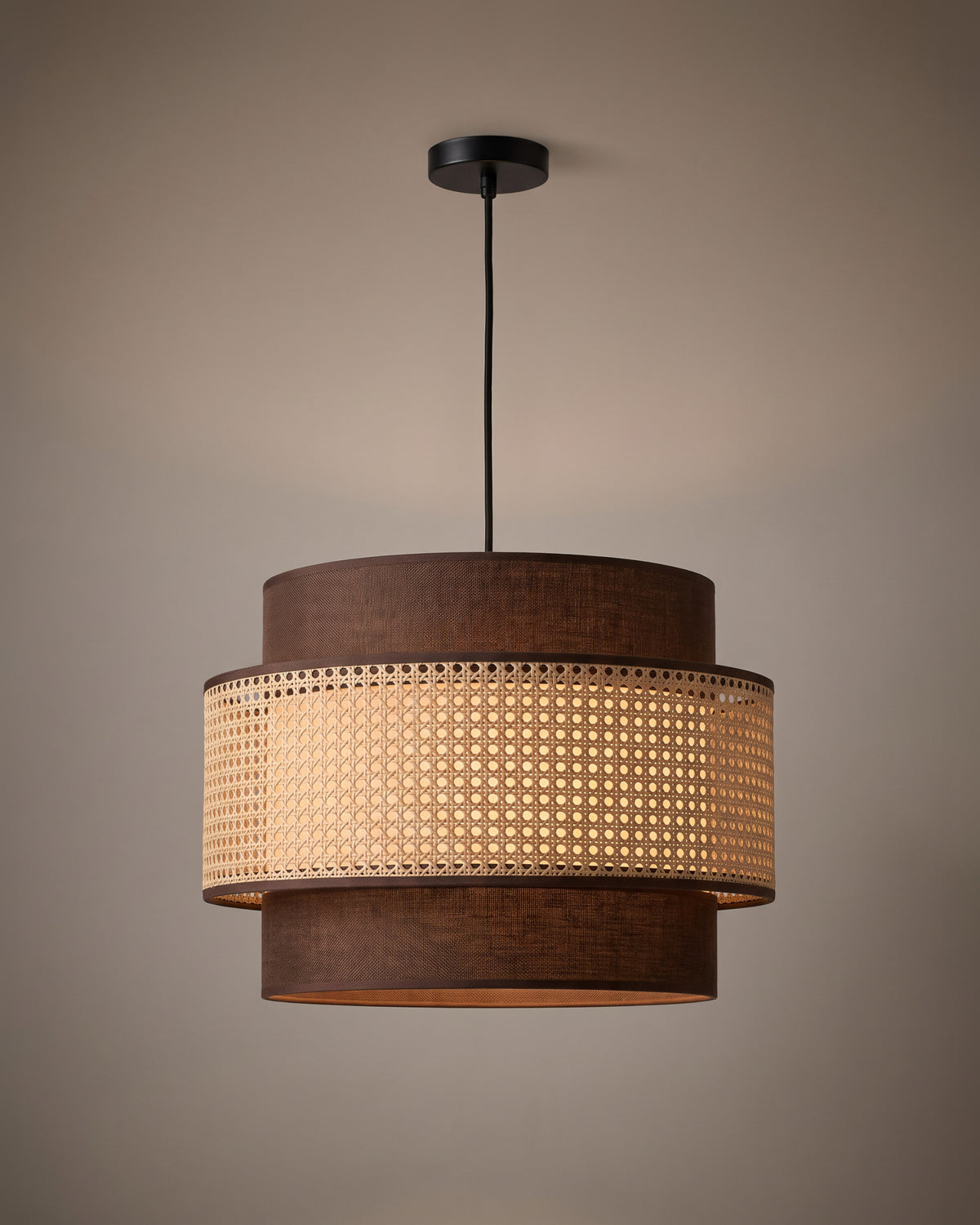Suspension Lisière, tambour de cannage et tissu, vue d'ensemble sur fond neutre