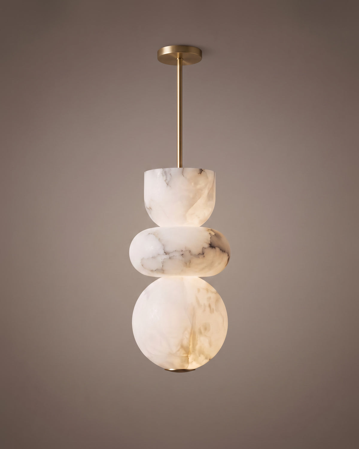 Suspension Totem, trois volumes en marbre, vue d'ensemble sur fond neutre