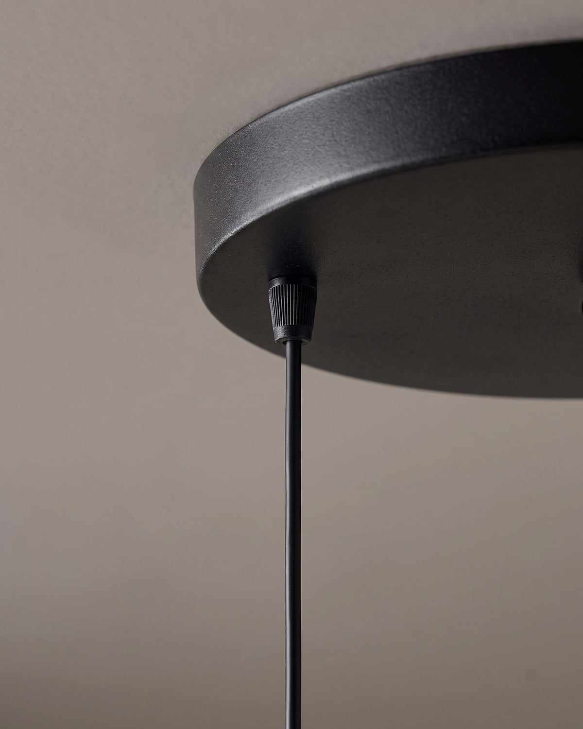 Suspension Volière : détail technique (fixation, câble ou douille)