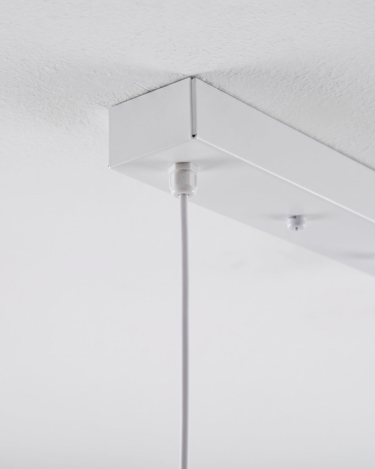 Suspension Ourlet : détail technique (fixation, câble ou douille)