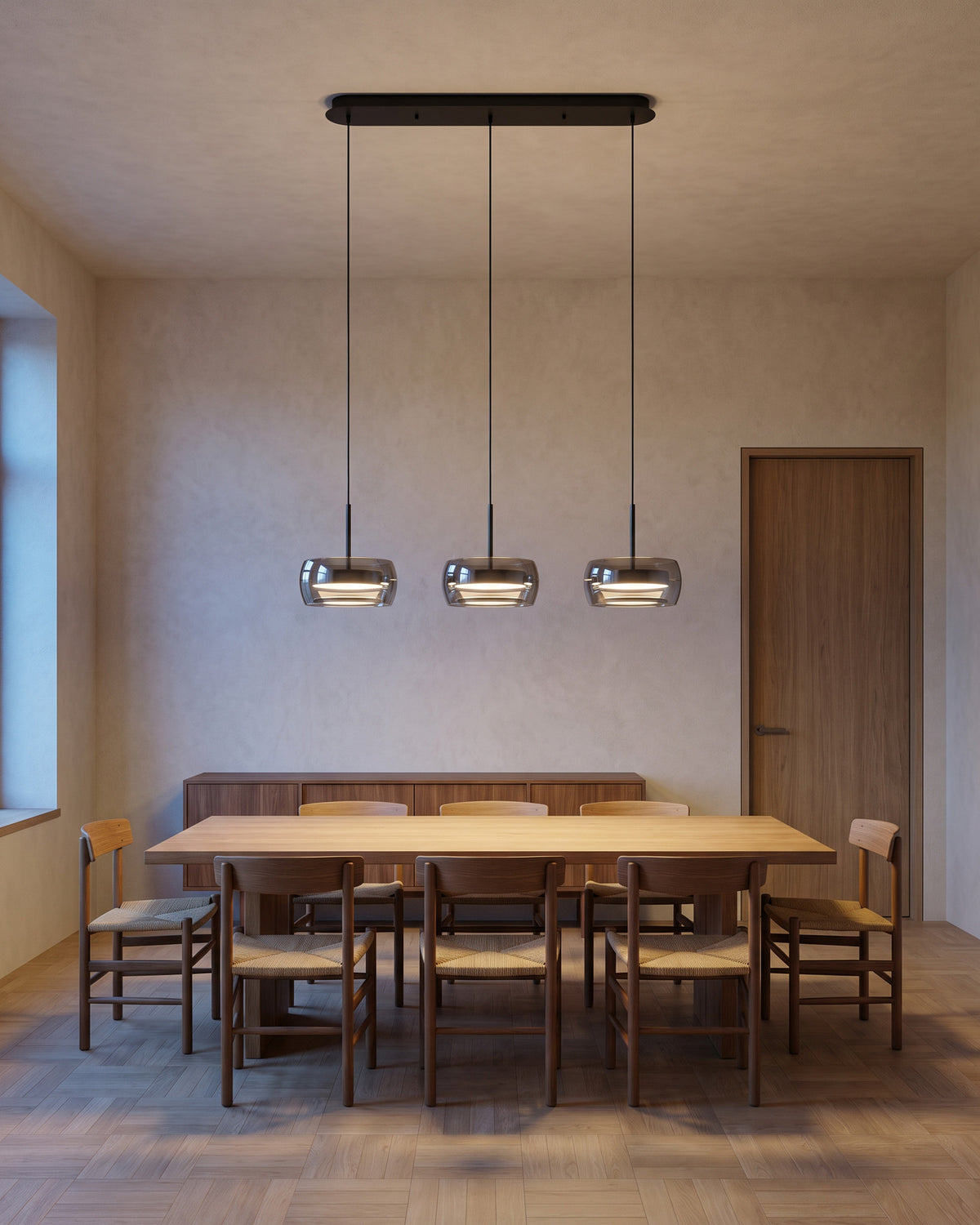 Suspension Trio au-dessus d'une table en chêne, salle à manger, vue d'ensemble qui montre sa taille réelle