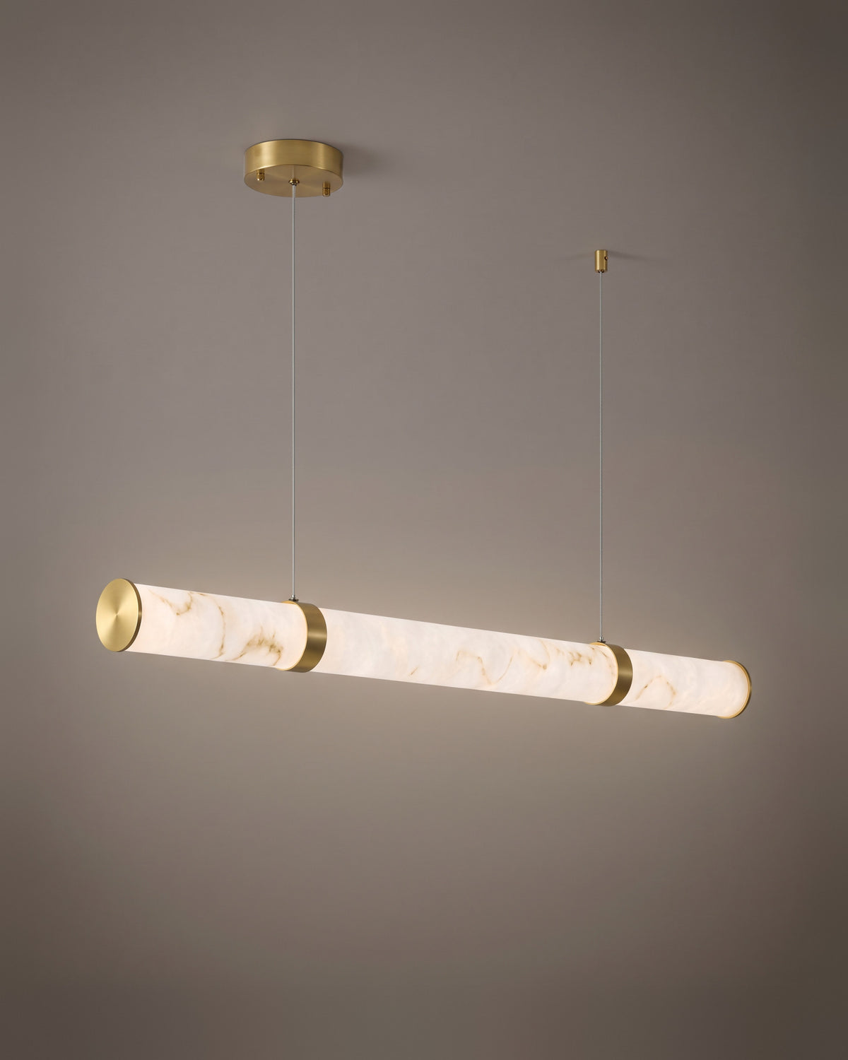 Suspension Aube, tube effet marbre et laiton, vue d'ensemble sur fond neutre